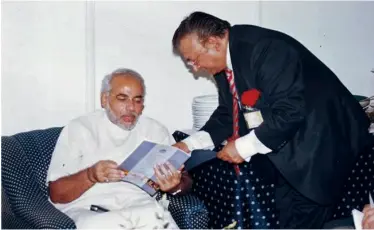  ?? ?? Dr. Subhash Goyal presenting a STIC Travel Brochure to Hon’ble Narendra Modi ji the then Chief Minister of Gujarat.