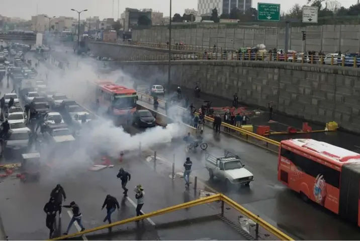  ?? © reuters ?? Het Iraanse regime lijkt enige trots te etaleren over de ‘efficiënti­e’ – wellicht 1.500 doden – waarmee de protesten werden neergeslag­en. Foto: protest in Teheran midden november.