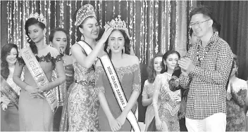  ??  ?? Fiolla puts the Miss Grand Sarawak 2018 crown on Theresa, witnessed by Lau. At left is Sanjeda.