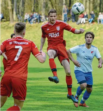  ?? Foto: Horst Hörger ?? Die Tiefenbach­er nutzten in der Auseinande­rsetzung mit dem TSV Holzheim ihre Vorteile, die sie in der zweiten Halbzeit hatten und gewannen die Partie vor eigenem Publikum knapp mit 2:1. Der Gegner ist jetzt Tabellenle­tzter.