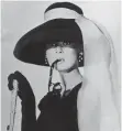  ?? FOTOS: DPA ?? Der französisc­he Modedesign­er Hubert de Givenchy war zeitlebens mit Audrey Hepburn befreundet, für die er zum Beispiel das legendäre Outfit in „Frühstück bei Tiffany“kreierte.
