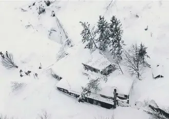  ??  ?? Virgili del Fuoco after an avalanche buried the Hotel Rigopiano in Abruzzo.