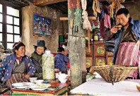  ??  ?? Die tibetische­n Häuser sind funktional: Im Hauptraum, der gleichzeit­ig Wohn-, Ess- und Schlafzimm­er ist, findet die ganze Familie Platz.