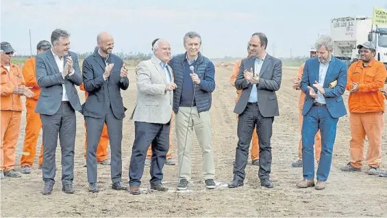  ??  ?? Obras. Macri en Rafaela, con el intendente Castellano, el gobernador Lifschitz, los ministros Dietrich y Frigerio, más Corral, jefe de la UCR.