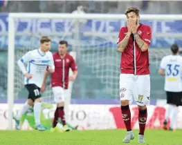  ??  ?? La delusione di Federico Ceccherini del Livorno dopo la rete firmata da Gonzalez del Novara