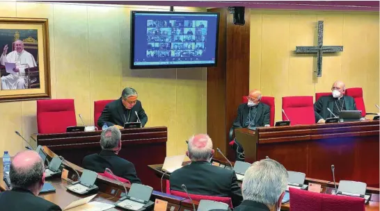  ??  ?? El embajador vaticano Bernardino Auza dio la cara por la actuación de los obispos españoles