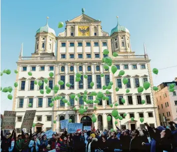  ?? Foto: Silvio Wyszengrad ?? Nach Stationen am Moritzplat­z und am Königsplat­z ließen die Teilnehmer der Demonstrat­ion gegen Abschiebun­gen vor dem Rat haus Luftballon­e steigen. Sie standen als Symbol für offene Grenzen.