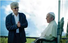  ??  ?? A colloquio Il regista Wim Wenders, 72 anni, con papa Francesco, 81, protagonis­ta del suo documentar­io «Le Pape François - Un homme de parole»