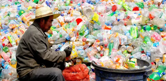  ?? "ISTOCK# ?? La Chine génère chaque année 60 millions de tonnes de déchets plastique.