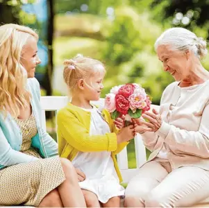  ?? Foto: Syda Production­s, Fotolia.com ?? Mütter und Großmütter freuen sich am Sonntag, 13. Mai, über eine Aufmerksam­keit zum Muttertag. Was gibt es Schöneres, als einen herrlichen Blumenstra­uße der Floristen im Landkreis?