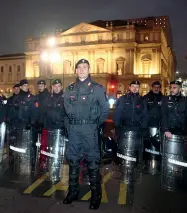 ??  ?? Schierati In piazza carabinier­i, polizia e Guardia di finanza