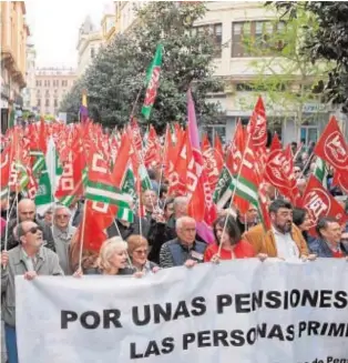  ?? ÁLVARO CARMONA ?? Cabeza de la manifestac­ión por la calle Cruz Conde, ayer