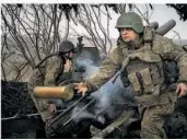 ?? FOTO: EFREM LUKATSKY/AP/DPA ?? Ukrainisch­e Soldaten feuern eine Haubitze auf russische Stellungen. Künftig will die EU Zinsen aus eingefrore­nen russischen Geldern für Militärhil­fen verwenden.