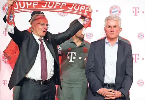  ?? FOTOS: REUTERS, IMAGO, WEREK, CONTRASTPH­OTO ?? Bayerns Vorstandsc­hef Karl-Heinz Rummenigge stimmt den Jubelchor an, Jupp Heynckes nimmt es gerührt zur Kenntnis.