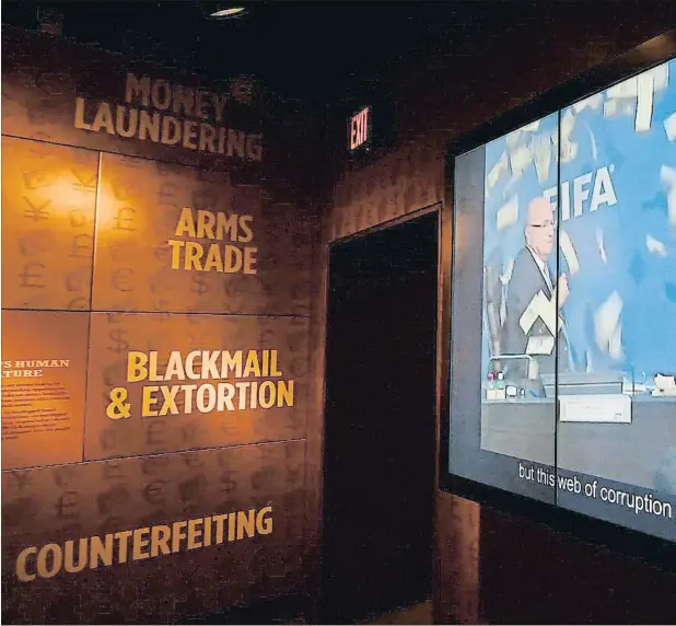  ??  ?? Vergüenza. Una exposición en Las Vegas reproduce el momento en el que un intruso baña en billetes a Sepp Blatter, exjefe de la FIFA