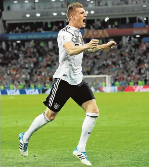  ?? AFP ?? Toni Kroos festeja su espectacul­ar lanzamient­o en el 2-1 para Alemania