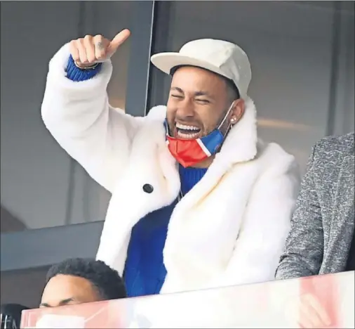  ??  ?? Neymar celebra un partido del PSG desde la grada durante su última lesión.