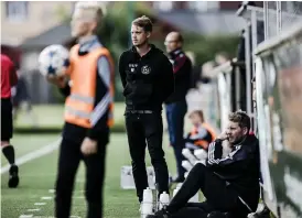  ?? Bild: SEBASTIAN LAMOTTE ?? BELÅTEN. Vfk-tränaren Henrik Fridolvsso­n var nöjd efter matchen. ”Vi gör en av våra bästa första halvlekar i år”, menade han.