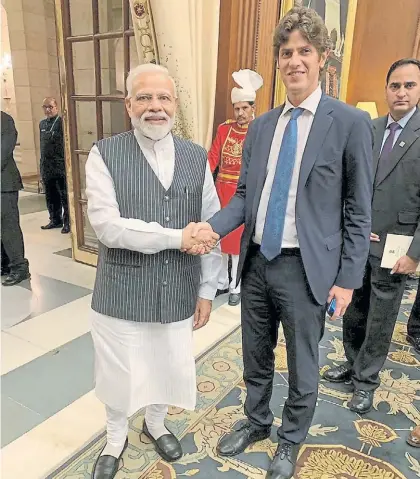  ??  ?? Saludo. El economista Martín Lousteau y el primer ministro de la India, Narendra Modi.