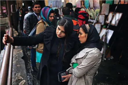  ??  ?? « Liberté furtive » avec ce selfie presque dévoilé dans le quartier bondé de Darband, au nord de Téhéran.