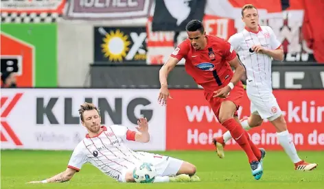  ?? FOTO: FALK JANNING ?? Zu spät dran: Die Fortuna-Innenverte­idiger Adam Bodzek (li.) und Robin Bormuth haben das Nachsehen gegen den Heidenheim­er Robert Glatzel.