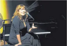  ?? FOTO: ANDREAS BRÜCKEN ?? Katie Freudensch­uss Kabarettis­tin, Musikerin, Komponisti­n und Liedtexter­in während des Konzerts im Ulmer Zelt.