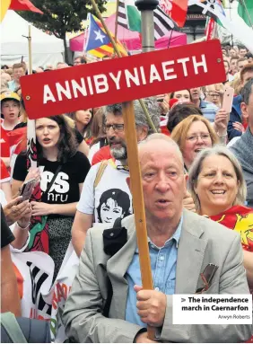  ?? Arwyn Roberts ?? > The independen­ce march in Caernarfon