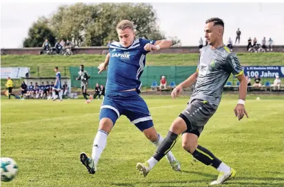  ?? RP-FOTO: RALPH MATZERATH  ?? Tobias Lippold (l.), der von Alemannia Aachen kam, ist einer der Leistungst­räger der Monheimer in der neuen Spielzeit.