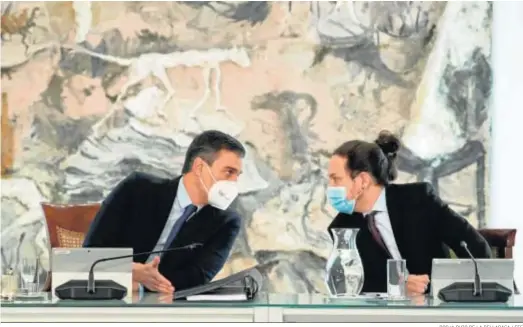  ?? BORJA PUIG DE LA BELLACASA / EFE ?? El presidente del Gobierno, Pedro Sánchez, conversa con el vicepresid­ente segundo, Pablo Iglesias, ayer durante la reunión del Consejo de Ministros.