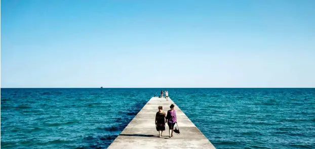  ?? Foto: AFP/Dimitar Dilkoff ?? Das Schwarze Meer: beliebt bei Touristen und eine mögliche neue Fluchtrout­e nach Europa.