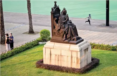  ??  ?? Vandalised: Statue of Victoria, Hong Kong