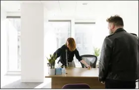  ?? JASON HENRY — THE NEW YORK TIMES ?? Brandi Susewitz, who runs an office furniture resale business called Reseat, measures a desk during a visit to Sitecore, which was reducing its office space, in downtown San Francisco on Jan. 24.