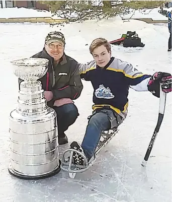  ??  ?? Maurice LeBlanc et Jacob LeBlanc ont eu droit à une belle visite surprise, il y a quelques semaines: la coupe Stanley. - Gracieuset­é