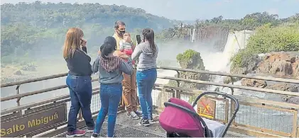  ?? PARQUES NACIONALES ?? Visita. Barbijos, alcohol en gel y distancia social, ayer, en un circuito de Cataratas.