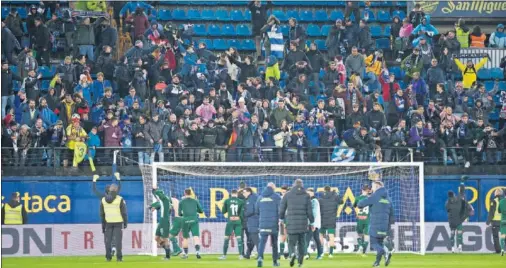  ??  ?? Futbolista­s y cuerpo técnico del Espanyol celebran el triunfo ante el Villarreal con la afición blanquiazu­l.
