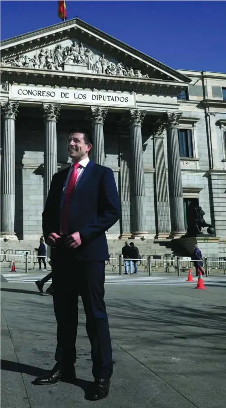  ?? CIPRIANO PASTRANO ?? Juan Enrique Gonzálvez posa para LA RAZÓN en la puerta del Congreso de los Diputados