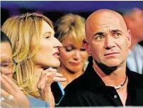  ??  ?? Ex-Tennisstar Andre Agassi verfolgt das Geschehen mit gequältem Gesichtsau­sdruck. Gattin Steffi Graf wirkt lockerer.