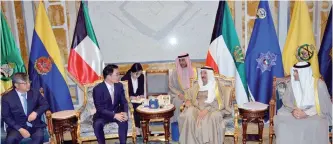  ??  ?? KUWAIT: His Highness the Amir Sheikh Sabah Al-Ahmad Al-Jaber Al-Sabah meets with South Korean Minister of Land, Infrastruc­ture, and Transporta­tion Kang Ho-in.—KUNA photos