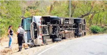  ?? CORTESÍA DE BOMBEROS ?? Según la versión de las autoridade­s, el conductor del bus dijo a los pasajeros que ‘se agarraran fuerte’ porque el vehículo se había quedado sin frenos. Poco después, ocurrió el accidente.