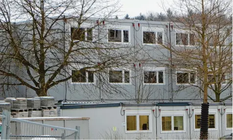  ?? Foto: René Lauer ?? Am Nördlinger Theodor Heuss Gymnasium kommen einige Schüler noch in Containern unter, bis das Schulgebäu­de komplett saniert ist. Die provisoris­chen Räume bestehen größtentei­ls aus Metall und sind nicht isoliert.