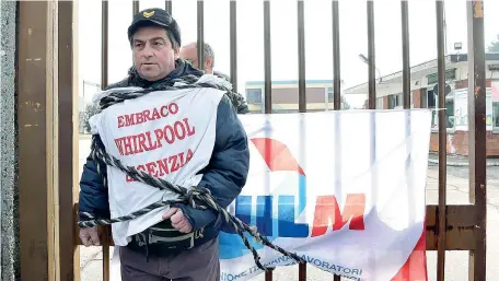  ??  ?? La protesta di Daniele Simoni, 54 anni, da 25 operaio presso Riva di Chieri. Ieri si è legato ai cancelli dello stabilimen­to Embraco