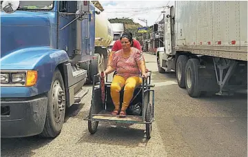  ??  ?? 1 2 1 Atraso. La frontera El Poy tiene una fuerte carga de mercadería que cruza a diario. Se han alargado los tiempos. 2 Espera. Una larga fila de camiones con carga esperaron desde el viernes por la mañana para poder ingresar.