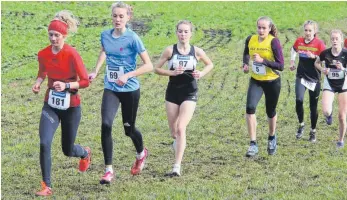  ?? FOTO: VEREIN ?? Die Wangenerin Julia Gralki an der Spitze des Crosslauf-Feldes – daran sollte sich bis zum Schluss nichts ändern.