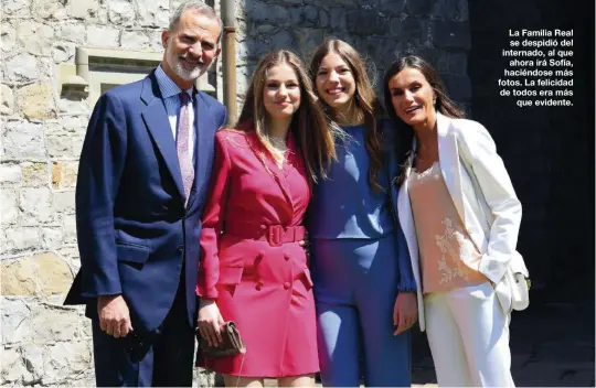  ?? ?? La Familia Real se despidió del internado, al que ahora irá Sofía, haciéndose más fotos. La felicidad de todos era más que evidente.