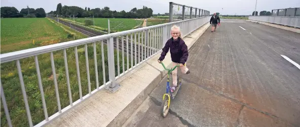  ?? RP-FOTOS: MARKUS VAN OFFERN ?? Die kleine Emilia war eine der ersten Verkehrste­ilnehmerin­nen, die die neue Brücke nutzte.