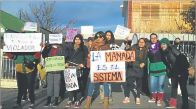  ?? TWITTER ?? RECLAMO. Ayer, en la primera audiencia en Rawson, mujeres manifestab­an su repudio a los cinco acusados por un abuso en 2012.