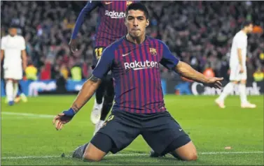  ??  ?? DESATADO. Suárez celebra uno de sus goles al Madrid en el Camp Nou.