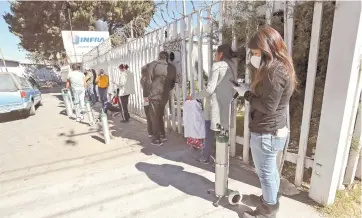  ??  ?? En el Valle de Toluca los familiares con pacientes Covid-19 llegan a formarse afuera de negocios que rellenan los tanques de oxígeno. Algunos esperan su turno desde las 5:00 horas y se retiran hasta el mediodía.