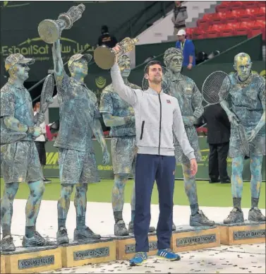  ??  ?? DUPLICADO. Djokovic posa junto a su estatua de campeón en 2016 y otras como las de Tsonga, Gasquet...