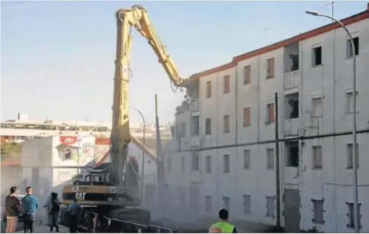 ?? ANDRÉS MORA ?? Una imagen del derribo de los pisos de la barriada de José Antonio, que comenzó en la mañana de ayer.